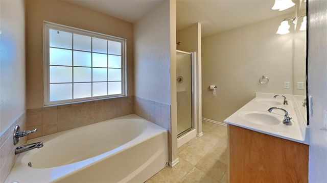 21886 Pioneer Circle, Edmond, OK 73012