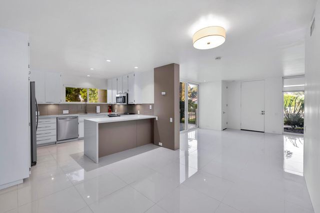 2521 N Whitewater Club Drive A, Palm Springs, CA 92262