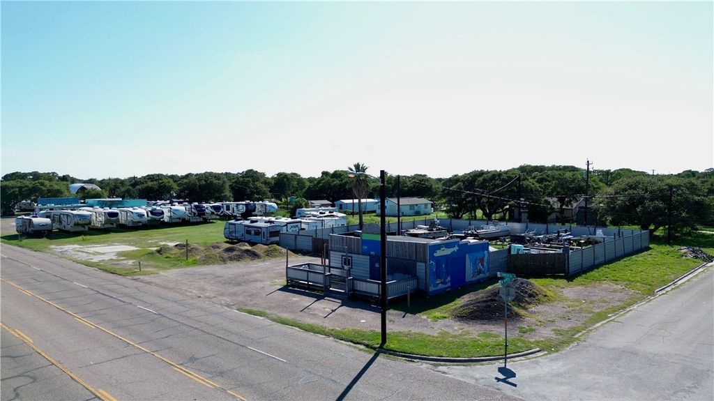 864 N Commercial St, Aransas Pass, TX 78336 — exterior