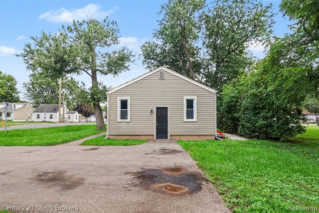2089 Brady Avenue, Burton, MI 48529