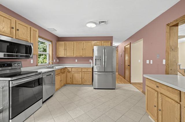 305 Wren St, Taunton, MA 02718