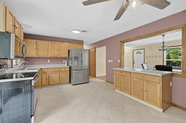 305 Wren St, Taunton, MA 02718