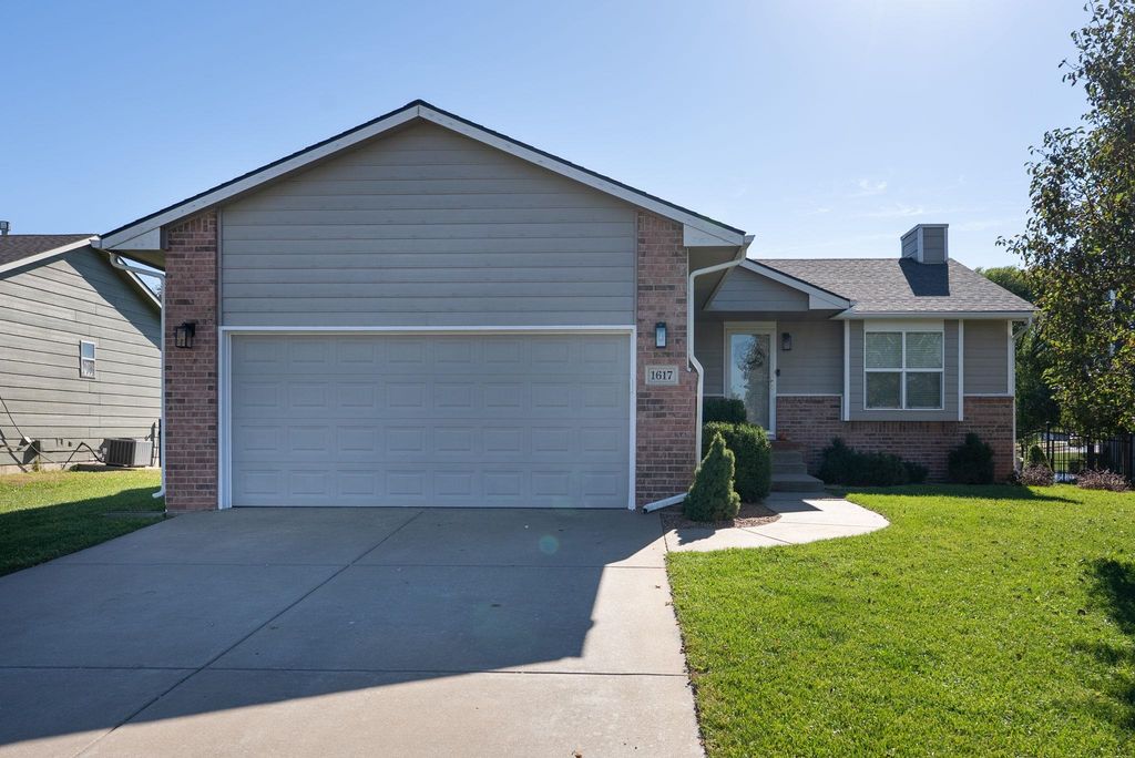 1617 N McRae Ct, Goddard, KS 67052