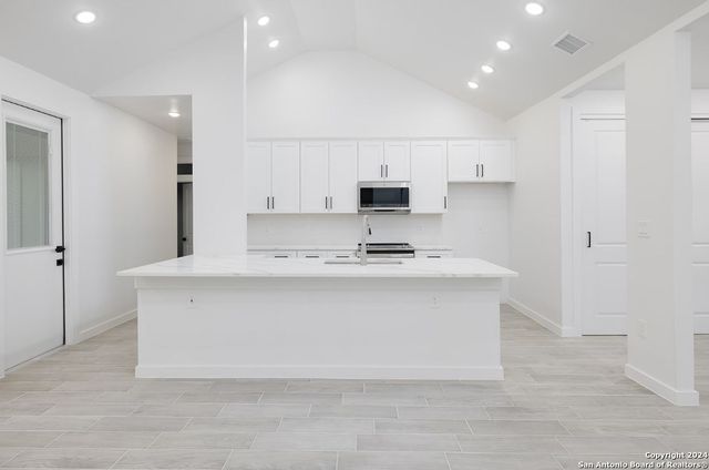 329 BLUEBONNET BREEZE, Canyon Lake, TX 78133