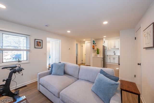 7 Pine St, Jefferson Twp., NJ 07849