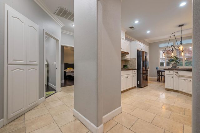 2067 Robin Hood Ln, Merced, CA 95340