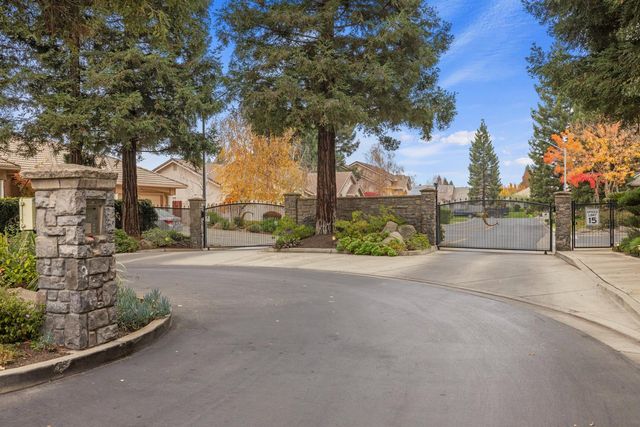 2067 Robin Hood Ln, Merced, CA 95340