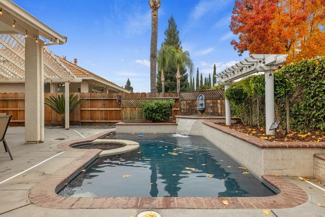 2067 Robin Hood Ln, Merced, CA 95340