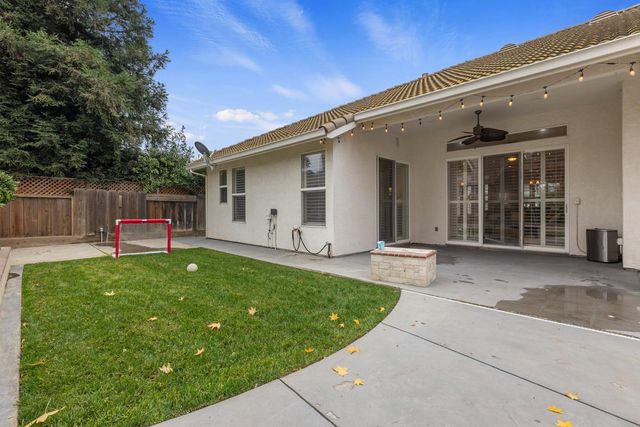 2067 Robin Hood Ln, Merced, CA 95340