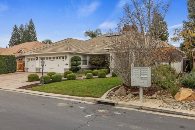 2067 Robin Hood Ln, Merced, CA 95340