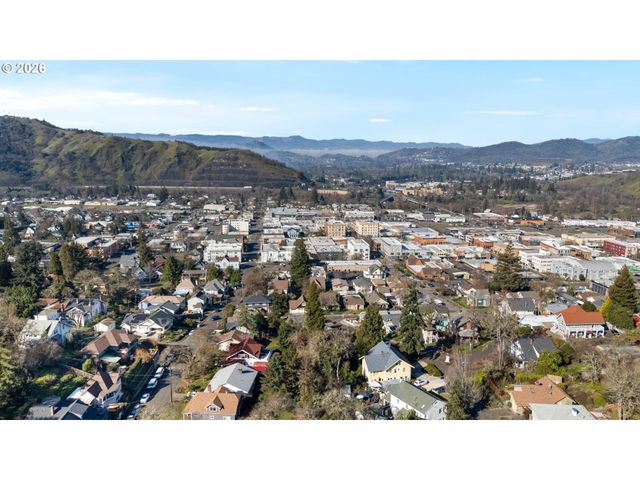 837 Se WATSON St, Roseburg, OR 97470