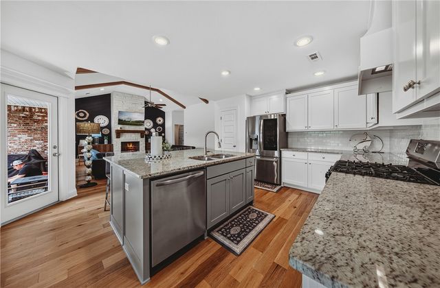 5803 W Poison Springs Drive, Fayetteville, AR 72704