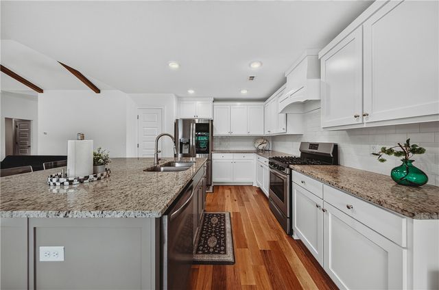 5803 W Poison Springs Drive, Fayetteville, AR 72704