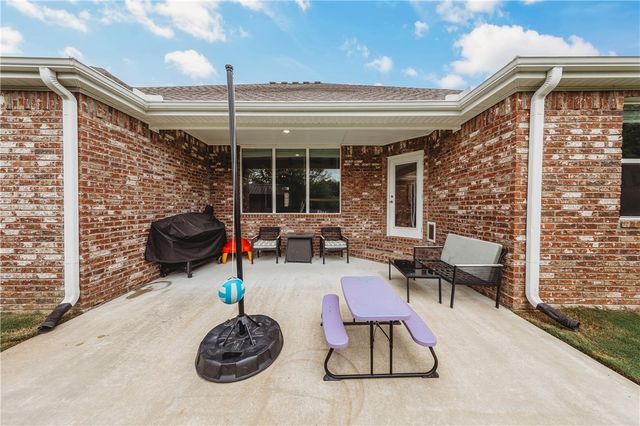5803 W Poison Springs Drive, Fayetteville, AR 72704