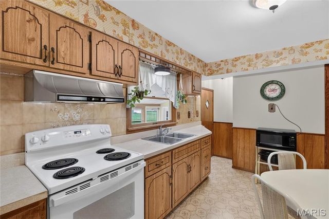10032 Meadowfield Lane, St Louis, MO 63128