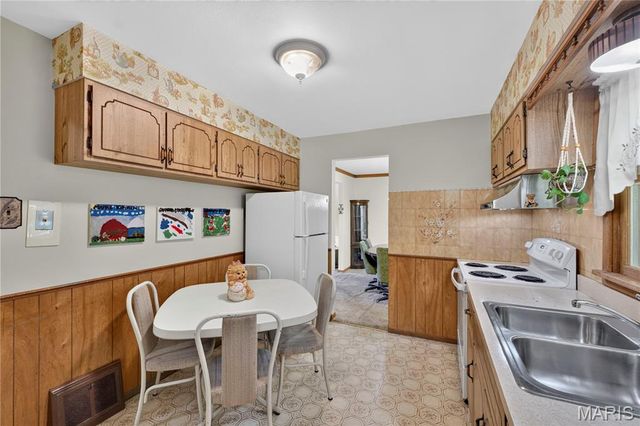 10032 Meadowfield Lane, St Louis, MO 63128
