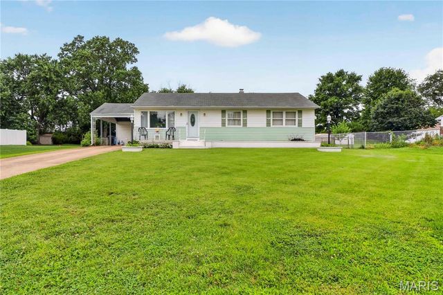 10032 Meadowfield Lane, St Louis, MO 63128