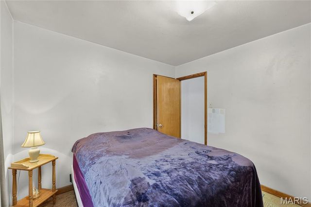10032 Meadowfield Lane, St Louis, MO 63128