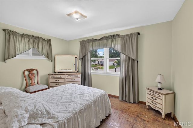 10032 Meadowfield Lane, St Louis, MO 63128