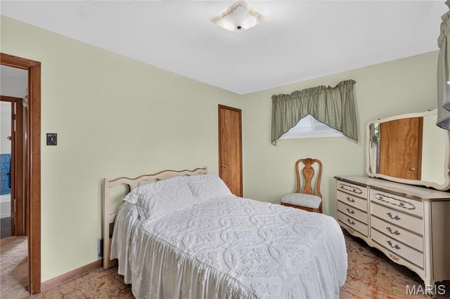 10032 Meadowfield Lane, St Louis, MO 63128