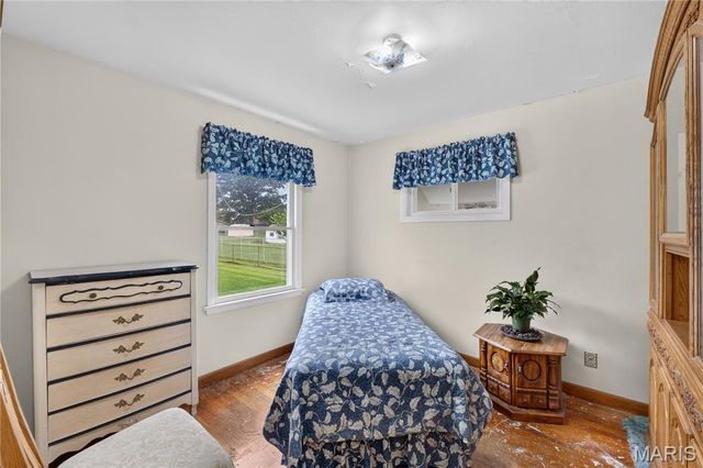 10032 Meadowfield Lane, St Louis, MO 63128