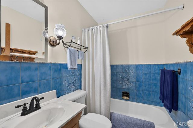 10032 Meadowfield Lane, St Louis, MO 63128