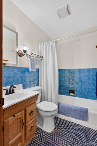 10032 Meadowfield Lane, St Louis, MO 63128