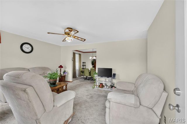 10032 Meadowfield Lane, St Louis, MO 63128