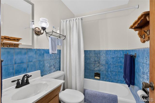 10032 Meadowfield Lane, St Louis, MO 63128