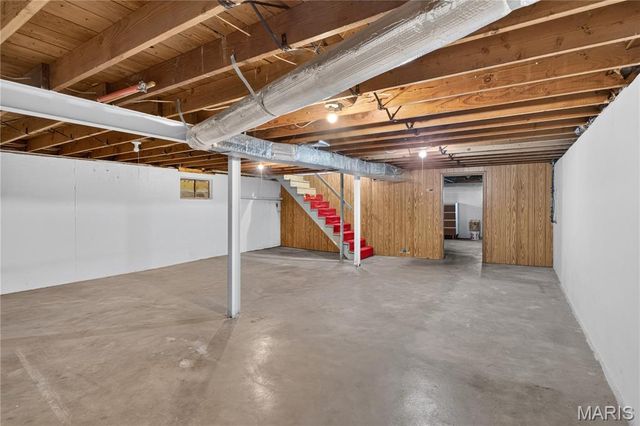 10032 Meadowfield Lane, St Louis, MO 63128