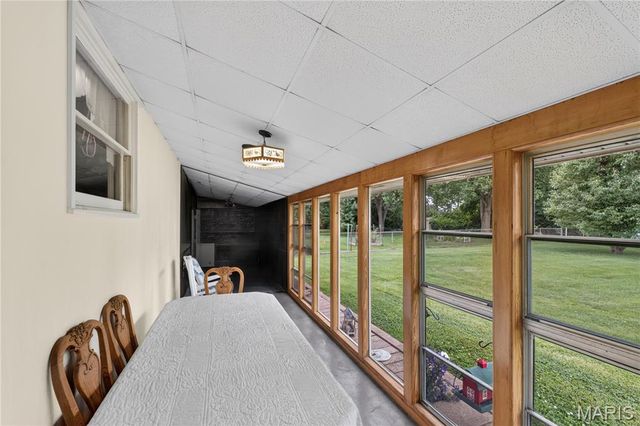10032 Meadowfield Lane, St Louis, MO 63128