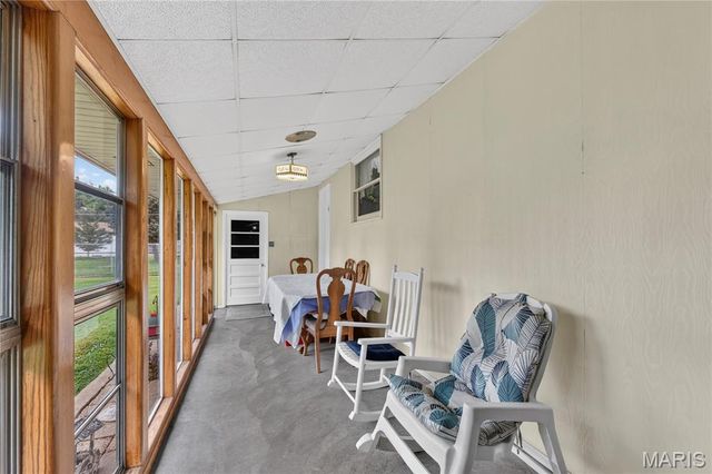 10032 Meadowfield Lane, St Louis, MO 63128