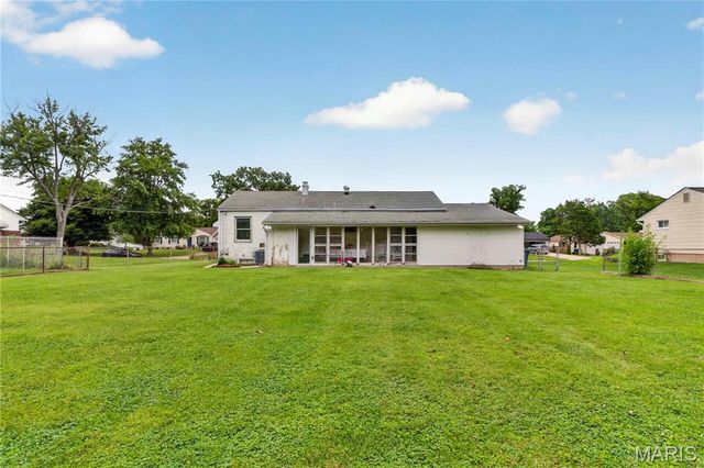 10032 Meadowfield Lane, St Louis, MO 63128