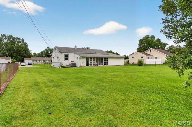10032 Meadowfield Lane, St Louis, MO 63128