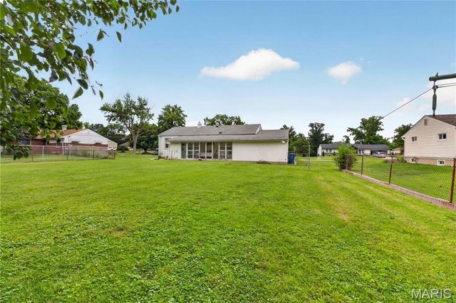 10032 Meadowfield Lane, St Louis, MO 63128