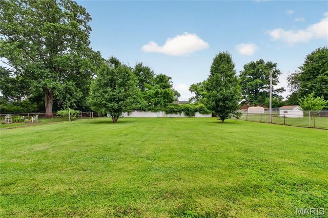 10032 Meadowfield Lane, St Louis, MO 63128