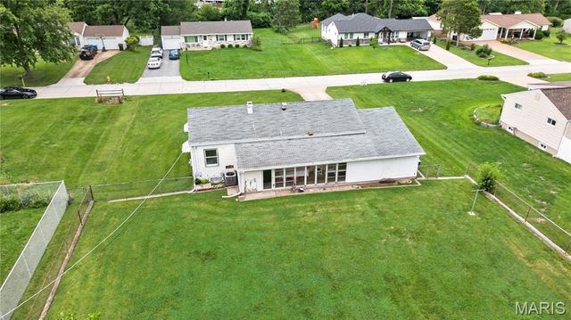 10032 Meadowfield Lane, St Louis, MO 63128