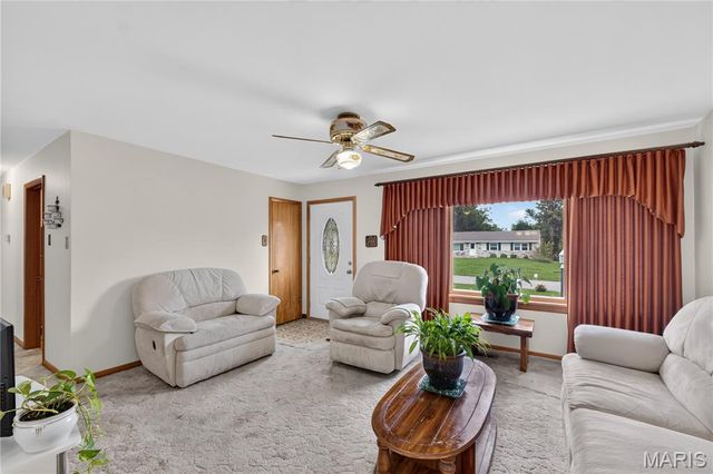 10032 Meadowfield Lane, St Louis, MO 63128