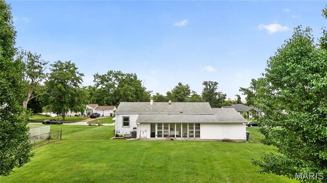 10032 Meadowfield Lane, St Louis, MO 63128