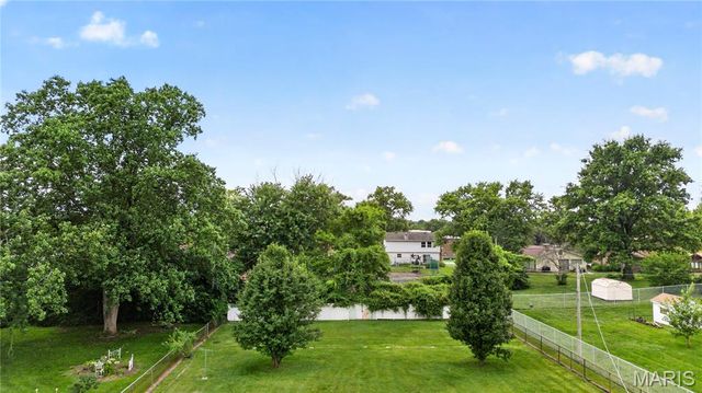 10032 Meadowfield Lane, St Louis, MO 63128