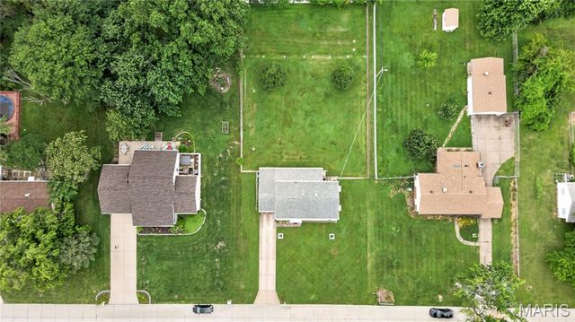 10032 Meadowfield Lane, St Louis, MO 63128