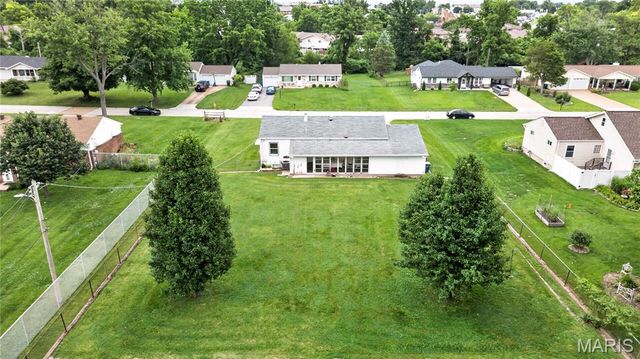10032 Meadowfield Lane, St Louis, MO 63128