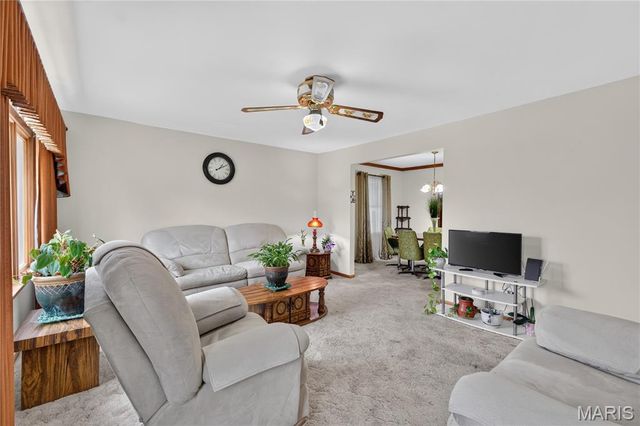 10032 Meadowfield Lane, St Louis, MO 63128