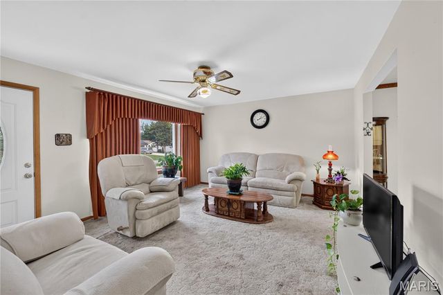 10032 Meadowfield Lane, St Louis, MO 63128