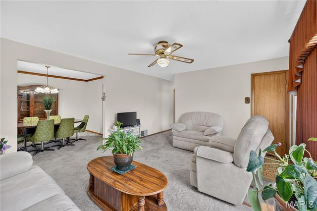 10032 Meadowfield Lane, St Louis, MO 63128
