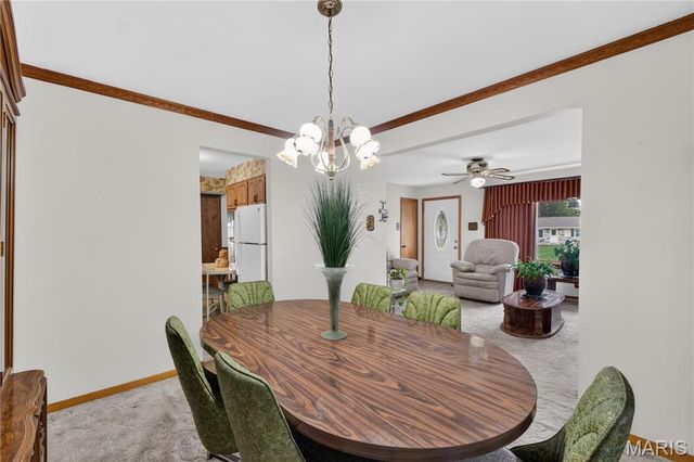 10032 Meadowfield Lane, St Louis, MO 63128