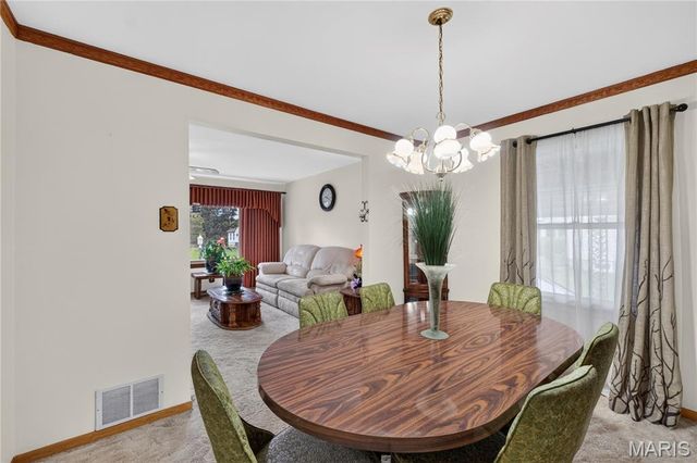 10032 Meadowfield Lane, St Louis, MO 63128