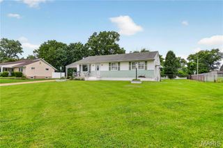 10032 Meadowfield Lane, St Louis, MO 63128