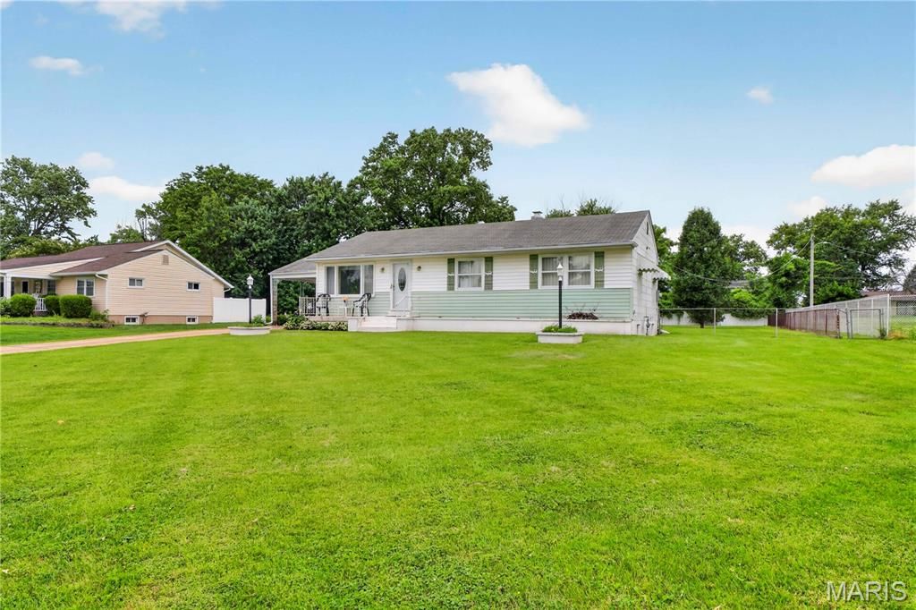 10032 Meadowfield Lane, St Louis, MO 63128