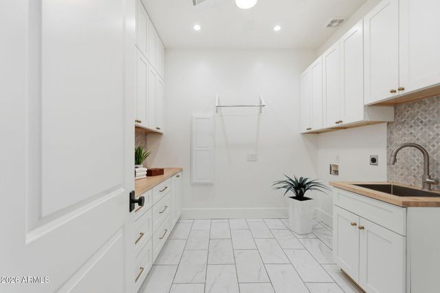 215 S PARKCREST Street, Gilbert, AZ 85296